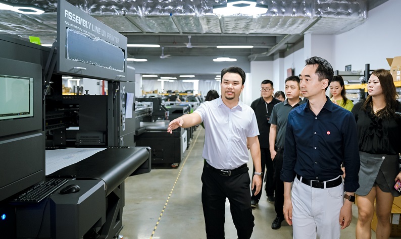 著名企業(yè)顧問劉潤走進(jìn)松普智能，關(guān)注uv印刷設(shè)備如何借京東智谷”上樓進(jìn)化“(圖2)