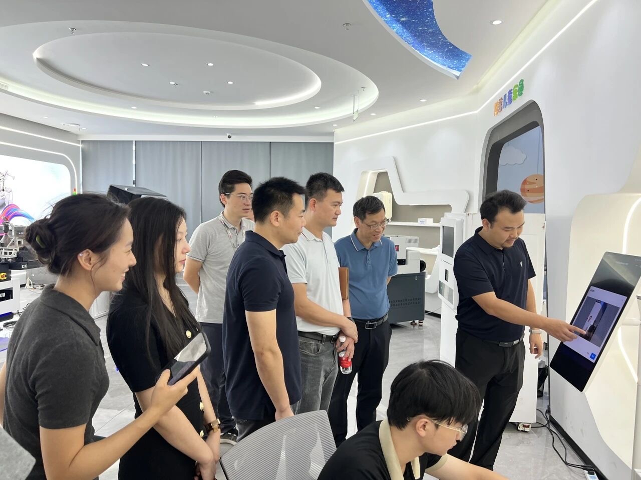 深化校企合作，共促創新發展——東莞理工學院科創院與鳳崗鎮政府走訪京東智谷松普智能(圖2)